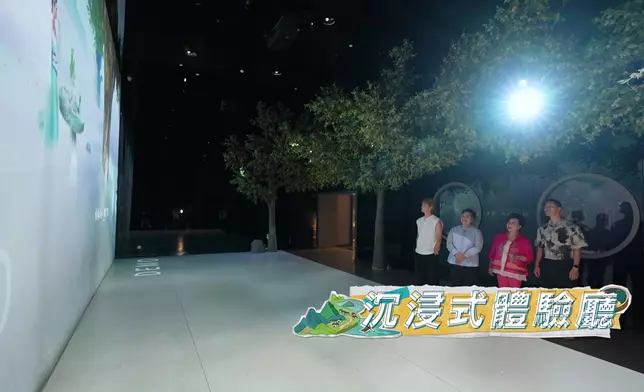 三人展開「桂花之旅」，走進沉浸式桂花文化體驗館。