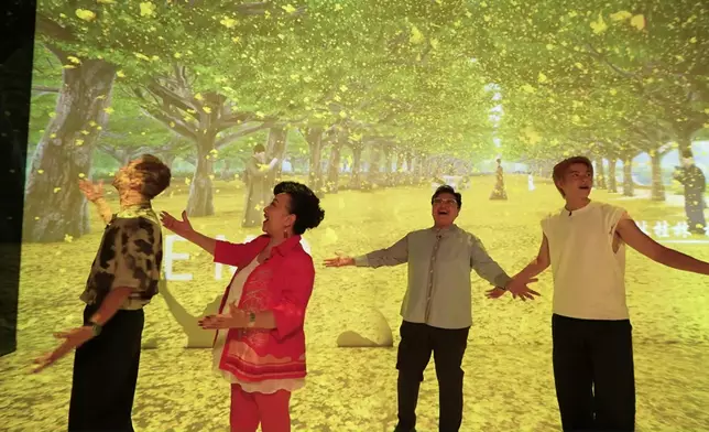 三人展開「桂花之旅」，走進沉浸式桂花文化體驗館。