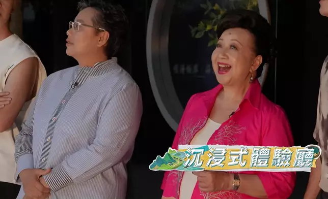 三人展開「桂花之旅」，走進沉浸式桂花文化體驗館。