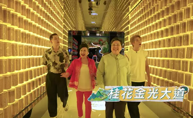 三人展開「桂花之旅」，走進沉浸式桂花文化體驗館。