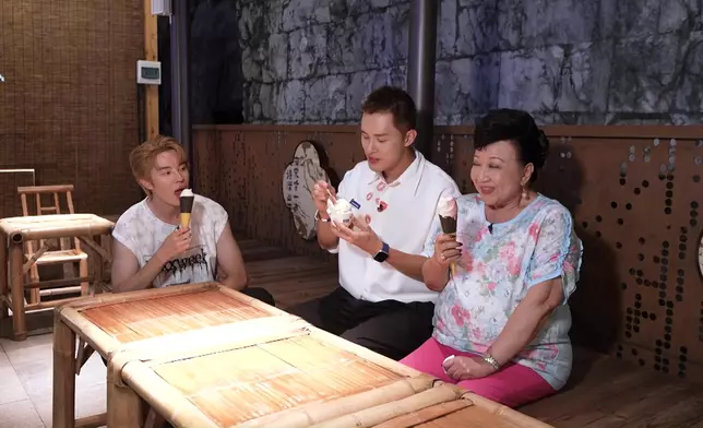 家燕姐笑言：今日呢，返番我少女嘅年代咁，仲有兩個俊男同我喎。