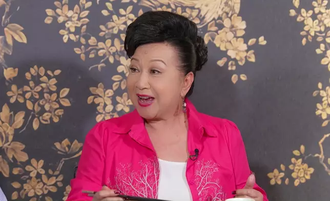 家燕姐在品嚐酥炸小河蝦時，想到孫仔：呢個落咗桂花乾去炒，冇咁搶口又冇咁熱氣，小朋友最啱食，我孫仔最啱食！