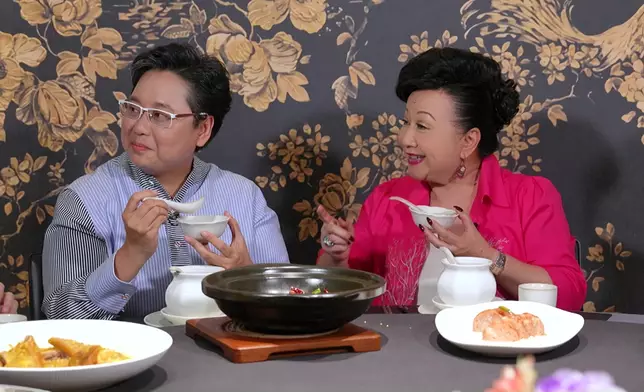 家燕姐更向林正峰送上「桂花加持」：峰峰，你食完呢個桂花你個人都會正氣啲㗎。