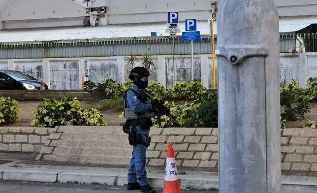 黎智英串謀勾結外國勢力案15日早上裁決，警方在法庭外加強佈防。巴士的報記者攝