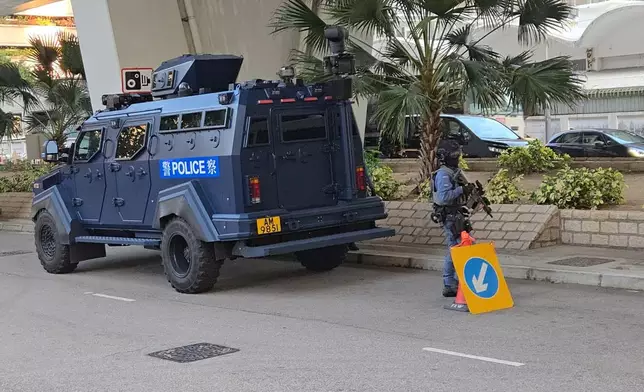 黎智英串謀勾結外國勢力案15日早上裁決，警方在法庭外加強佈防，「劍齒虎」裝甲車及多輛警車在場戒備。巴士的報記者攝