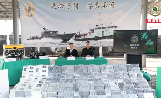 海關毒品調查科高級監督劉玉龍（左）和海關港口及海域科海域行動課監督羅展文（右）向傳媒展示證物。香港海關FB
