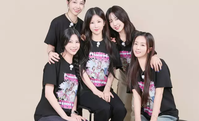 即使個人行程滿滿，Apink成員們仍努力為見粉絲合體。Apink官方X圖片