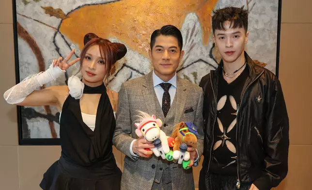 Now United成員曾嘉瑩（Ariel和Krystian代表團隊送上兩隻「Now United」坐姿小馬毛公仔予郭富城留念。