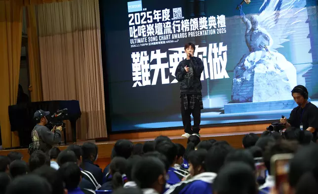 洪嘉豪現場獻唱《下世愛你》時，學生們高舉特別為嘉豪準備的應援大字報，場面熱烈。