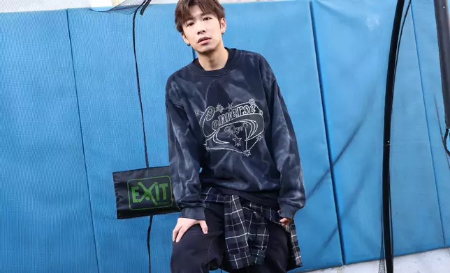 洪嘉豪領軍「百人挑戰」之「百腳傳球」前進行熱身。