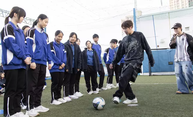 洪嘉豪領軍「百人挑戰」之「百腳傳球」—— 與99位同學在草地場上挑戰100人來回傳接足球，並由洪嘉豪射入終極一球。