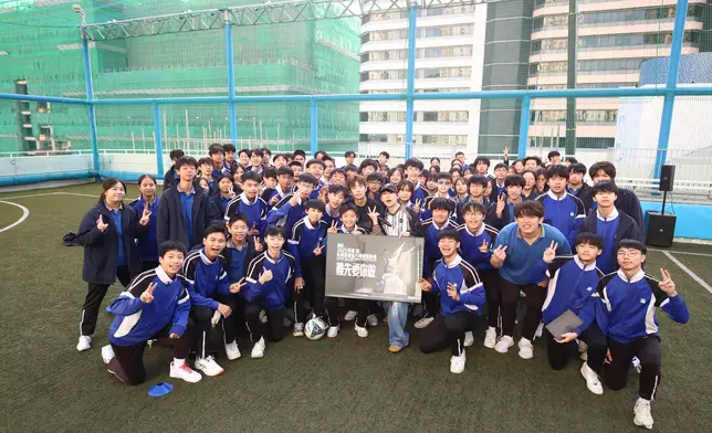 洪嘉豪、Woody與林大輝中學99位同學成功挑戰「百腳傳球」，發揮叱咤主題「難先要你做」的精神！