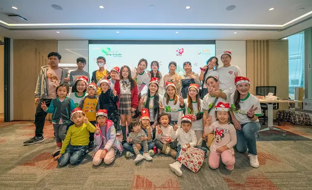 「意外之友」關懷大使莊思敏與一眾義工及小朋友大合照。