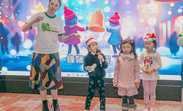 又一同唱聖誕歌。