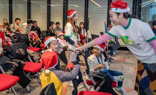 還為小朋友送上聖誕禮品包。