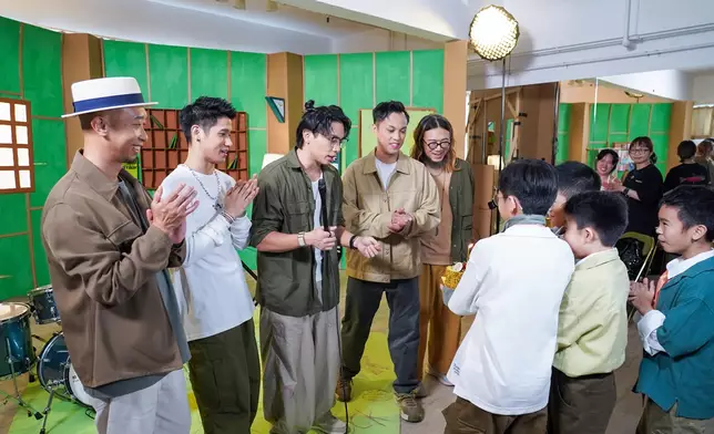 小朋友更為Van送上生日蛋糕。