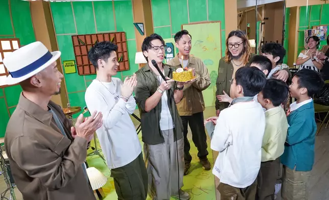 Van捧蛋糕與隊友和小朋友一齊許願。