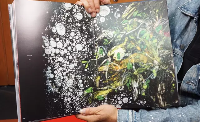 個人攝影展暨攝影集以花藝術比喻香港生命力。