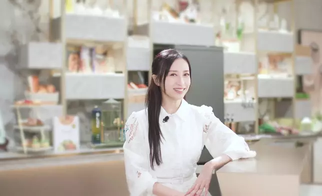 年頭化身「美女廚神」主持飲食節目《在家宴客50道菜》。