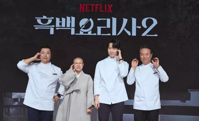 白湯匙主廚（左至右）鄭鎬泳、善財法師、孫鍾元、侯德竹。NetflixKorea圖片