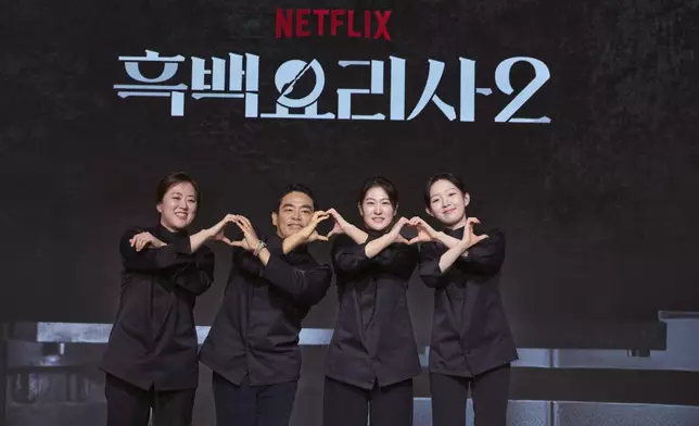 黑湯匙主廚（左至右）釀酒的尹酒母、法式爸爸、中式魔女、小猛獸。NetflixKorea圖片