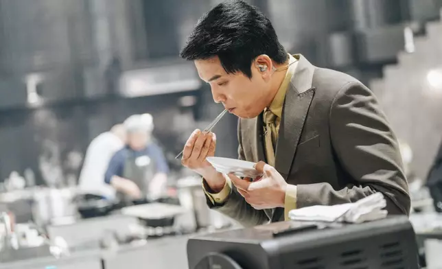 製作組選擇如常呈現評審意見及參賽者互動畫面。NetflixKorea圖片