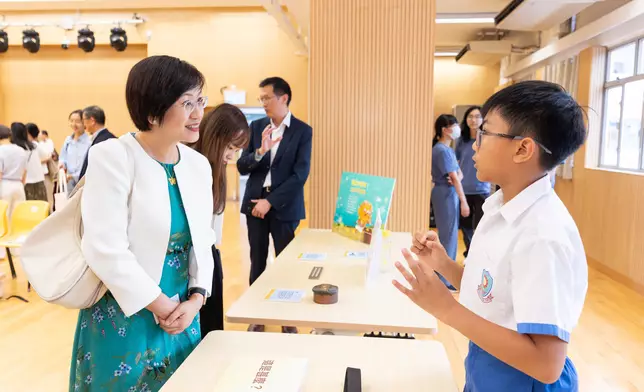 周大福珠寶集團與香港中文大學文物館合作推出「校園金匠STEAM MAKER計劃」，
   參與學生向周大福珠寶集團社會公益總監劉明燕女士分享課程收穫。