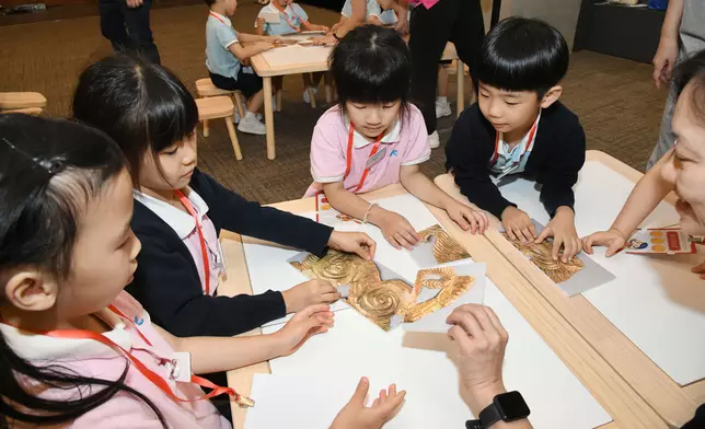 幼稚園學生參與「古往『金』來」項目「黃金魔法師」工作坊。