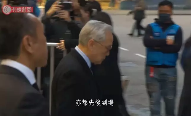 殉職消防員何偉豪設靈，前行政長官曾蔭權到場致意。有線新聞短片截圖