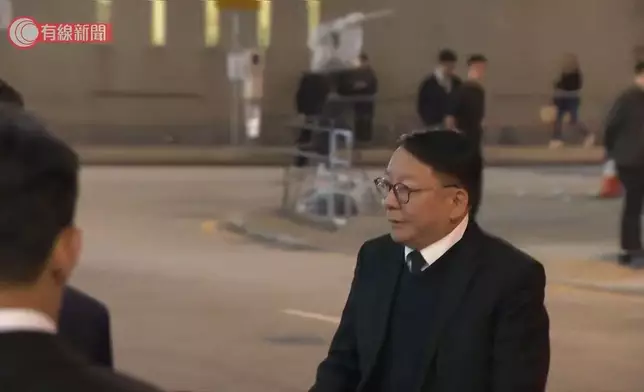 殉職消防員何偉豪設靈，政務司司長陳國基到場致意。有線新聞短片截圖