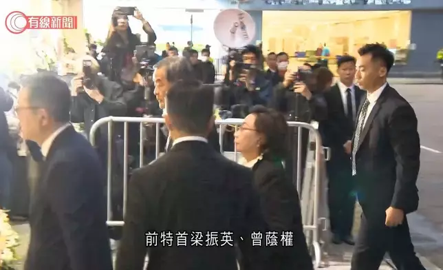 殉職消防員何偉豪設靈，前行政長官梁振英到場致意。有線新聞短片截圖