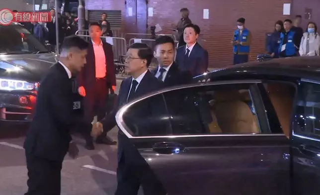 殉職消防員何偉豪設靈，行政長官李家超(中)到場致意，左為消防處處長楊恩健。有線新聞短片截圖