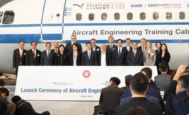 行政長官李家超、財政司副司長黃偉綸、運輸及物流局局長陳美寶、機管局行政總裁張李佳蕙等人出席啟動儀式。巴士的報記者攝