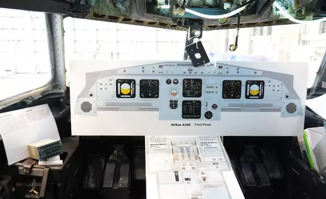 學員將在實物飛機上進行部件拆卸及安裝，掌握高水平專業技能。巴士的報記者攝。