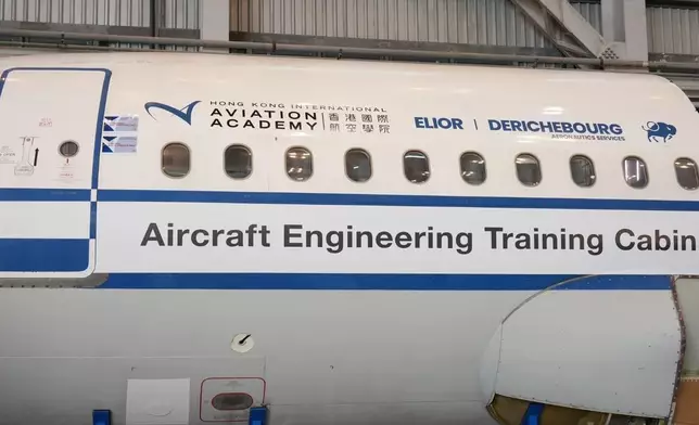 學員將在實物飛機上進行部件拆卸及安裝，掌握高水平專業技能。巴士的報記者攝。