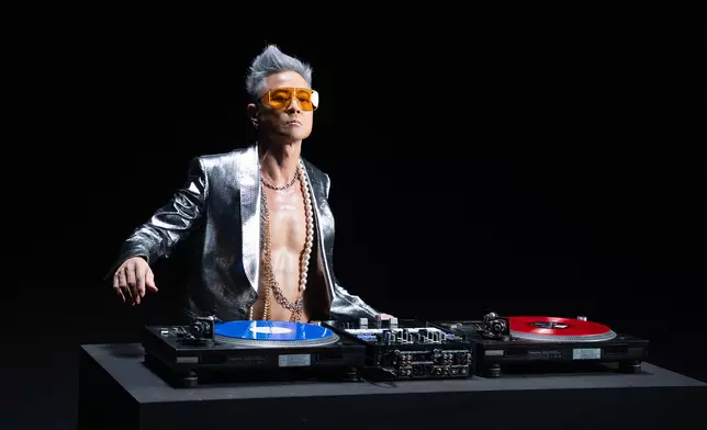 蔡一傑首次在MV以「DJ Remus」身份表演打碟。