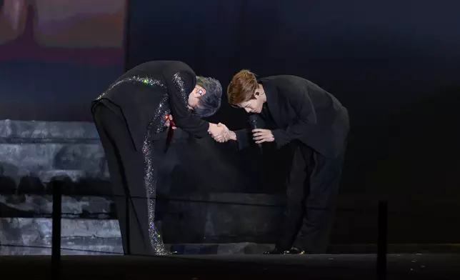 二人首度合唱。