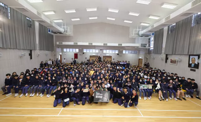 陳柏宇、歪歪與瑪利諾神父教會學校全場逾300位學生及老師大合照，並一同大叫今年叱咤口號「難先要你做」。