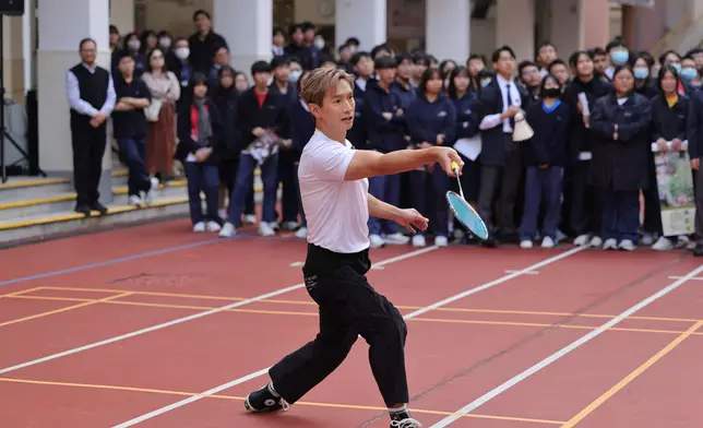 陳柏宇領軍的「百人挑戰」之「百羽齊飛」—— 挑戰100人來回接發羽毛球。由歪歪主持開球儀式，陳柏宇以一敵99位同學接發羽毛球。