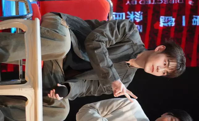 Jeffrey除分享入行經歷，更特意走到中六課室探班，鼓勵考生以平常心應試，更笑言：「唔開心就Direct我啦！」引來全場歡呼。