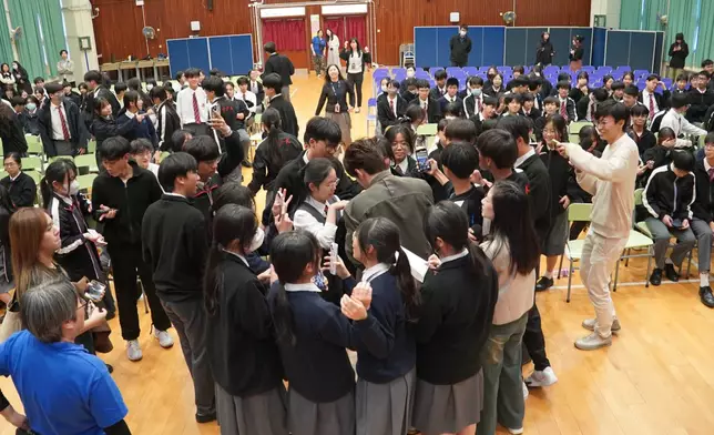 其後Jeffrey頻頻為學生簽名。