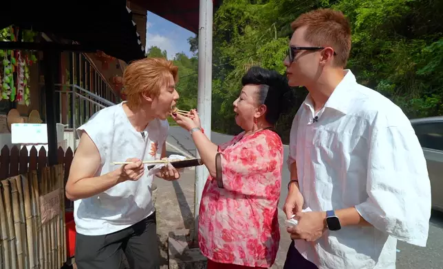 家燕姐親自餵孖寶兄弟食竹筒飯