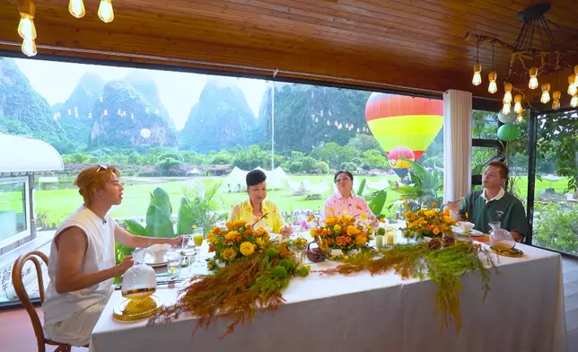 就算品嚐金桔宴，孖寶兄弟依然唔會錯過任何機會哄家燕姐開心。