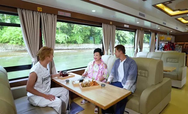 家燕姐乘船觀賞灕江景色，家燕姐更憶起當年拍攝電影時的回憶。