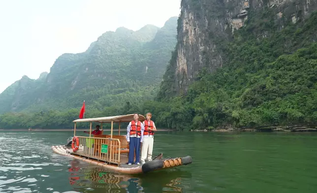 何廣沛+林正峰孖寶兄弟搭竹筏欣賞灕江兩岸景色