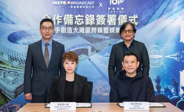 在馬浚偉先生與王凱文先生的見證下簽署儀式順利完成。