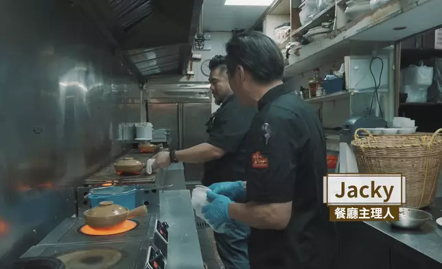 煲仔飯要有飯焦就要不停轉。