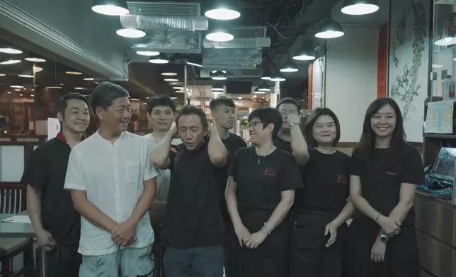 Jacky跟一班員工合照。