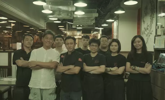 Jacky跟一班員工合照。