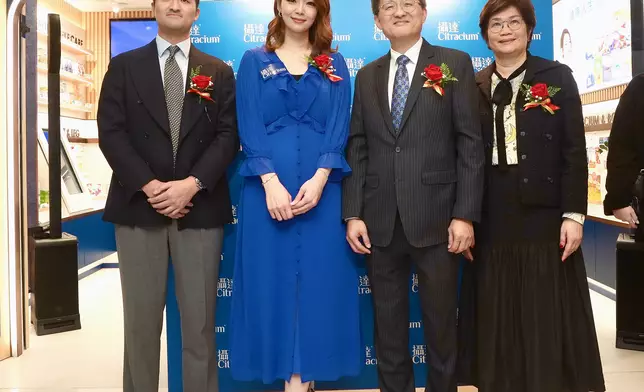 呂慧儀、全球藥業有限公司董事長倫洪楷先生、董事葉婉婷小姐及助理總經理倫偉濤先生出席攝達全新荃灣概念店的啟動儀式。